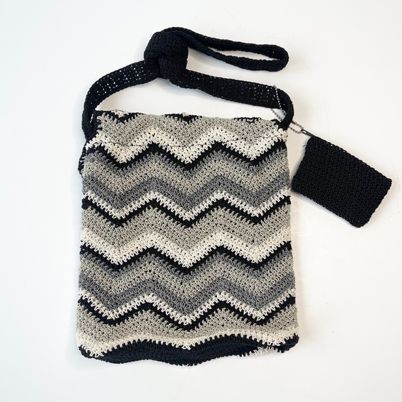 Crossbody Bag for Women Black and White Chevron Pattern Frankie & Johnnie - Picture 2 of 11